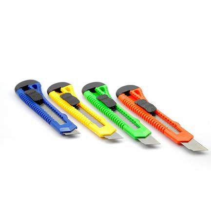Cutter celica plástico grande 17cms/navaja 18mm