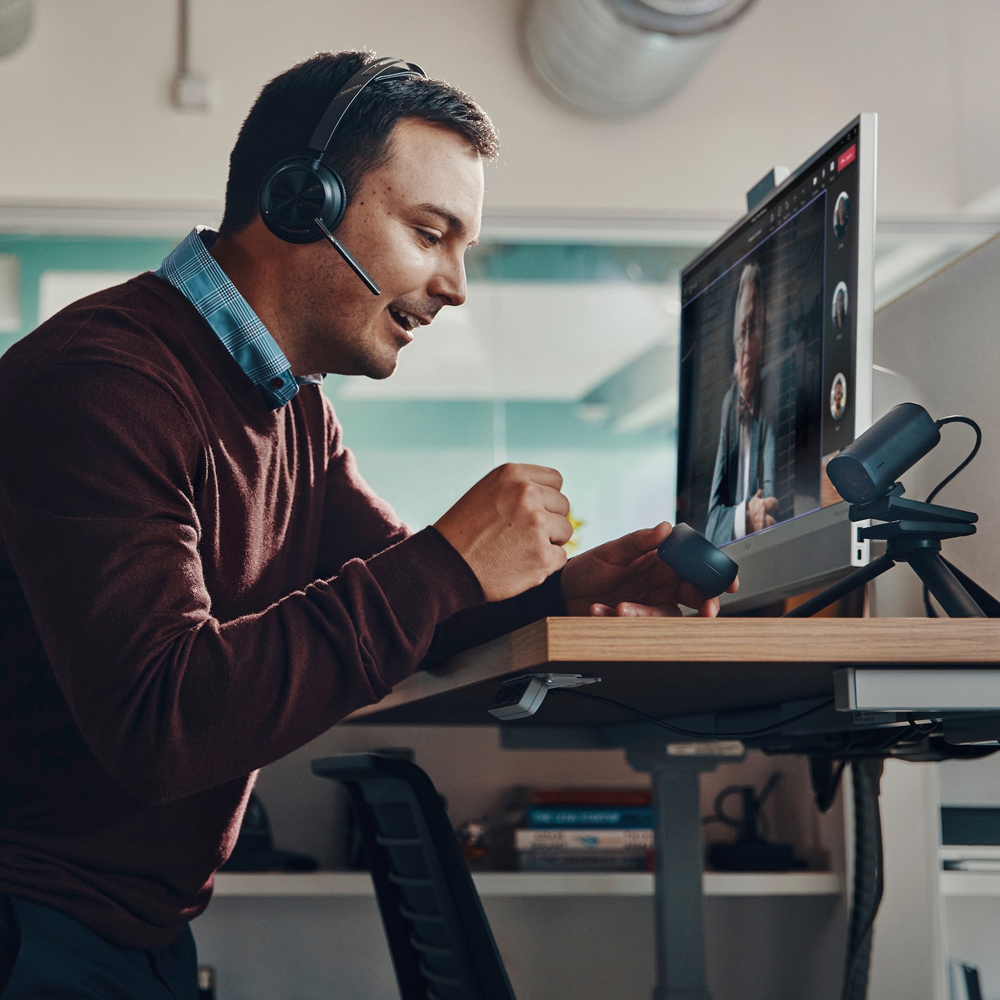 Auriculares Poly Voyager Focus 2 Microsoft Teams Certified with charge stand Headset