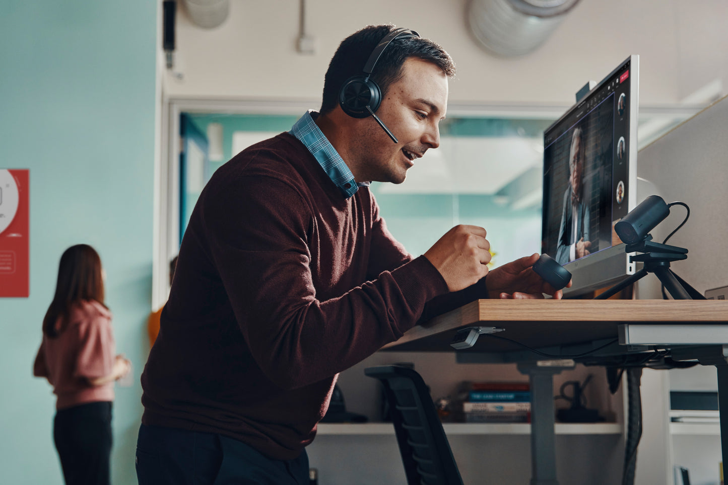 AURICULARES POLYCOM Voyager Focus 2 Microsoft Teams Certified with charge stand Headset