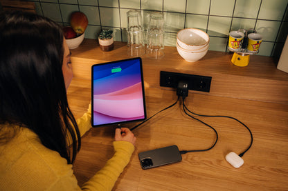 Cargador Verbatim GaN 65W de Cable retráctil