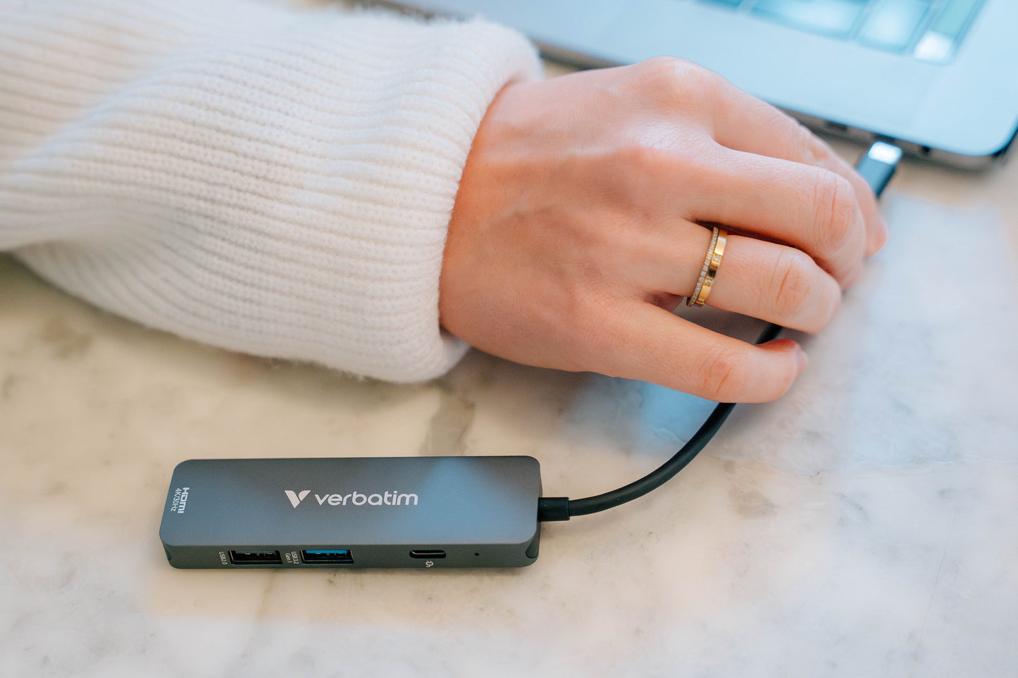 Hub Verbatim Multipuertos USB-C - 4 puertos 100W